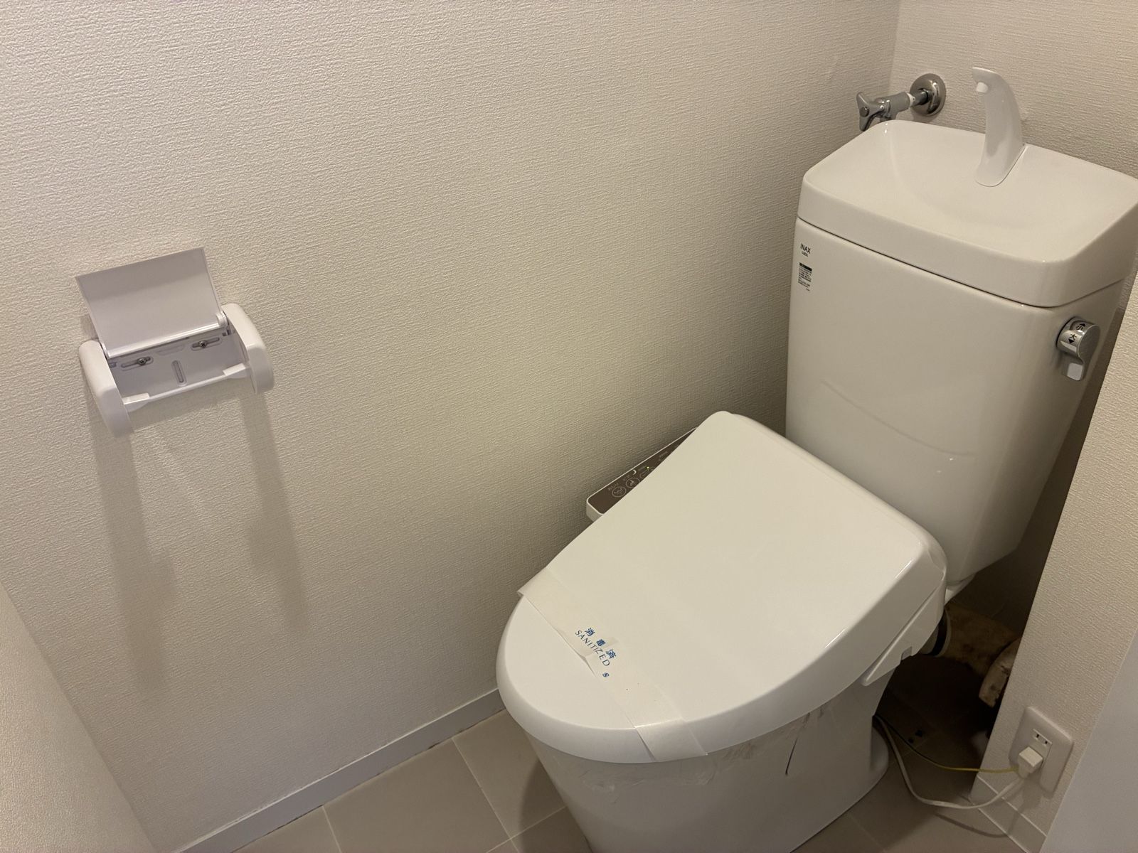 施工後のトイレ。温水洗浄便座付きの白い便器