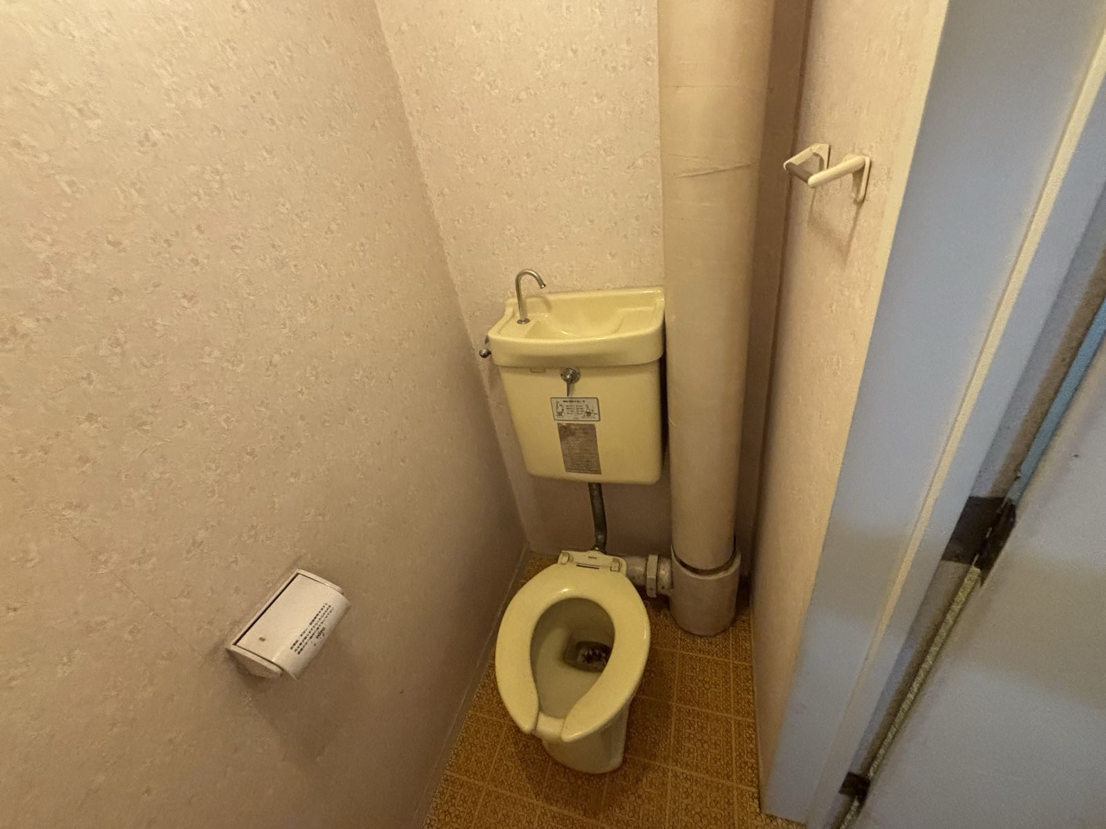 施工前のトイレ。旧い便器とタンク